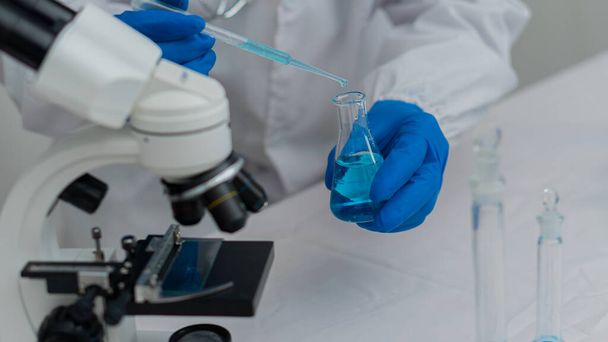 Os cientistas de laboratório trabalham em tubos de ensaio líquidos in vitro para pesquisadores de saúde e tecnologia de ciência médica para testar vacinas. hospitalização - Foto, Imagem