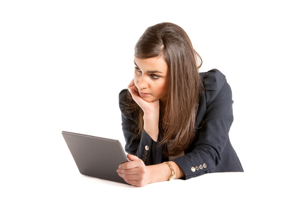 Молодая деловая женщина работает на планшете
. - Фото, изображение