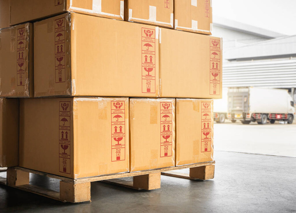 Cajas de embalaje apiladas en la carga de paletas con contenedor de carga de envío. Logística de transporte de carga de cadena de suministro.  - Foto, imagen