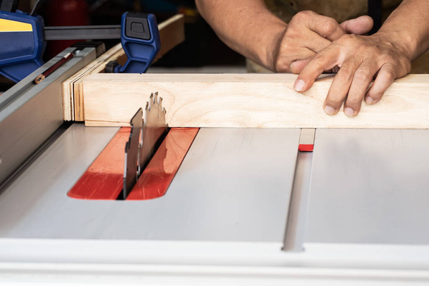 sierras de carpintero madera en una sierra de mesa en el taller, concepto de carpintería. Foco selectivo - Foto, Imagen