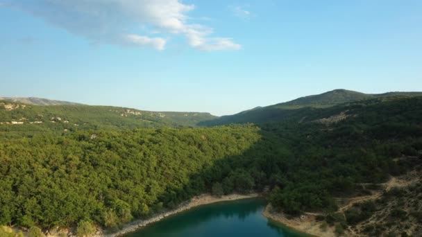 The Lac de Sainte-Croix on the edge of the green French countryside in Europe, France, Provence Alpes Cote dAzur, in the Var, in the summer on a sunny day. - Footage, Video