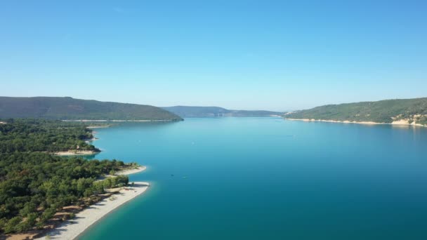 El lago de Sainte-Croix, su playa y sus bosques verdes en Europa, en Francia, Provenza Alpes Costa Azul, en el Var, en verano, en un día soleado. - Imágenes, Vídeo