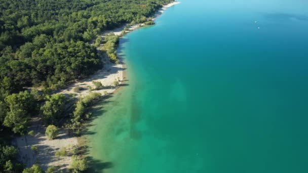 The paradisiacal colors of Lake Sainte-Croix and its green forests in Europe, France, Provence Alpes Cote dAzur, in the Var, in summer, on a sunny day. - Footage, Video