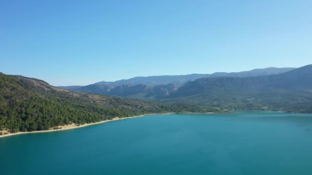 A zöld hegyek felett a Lac de Sainte-Croix Európában, Franciaországban, Provence Alpes Cote dAzur, Var, nyáron, egy napsütéses napon. - Felvétel, videó
