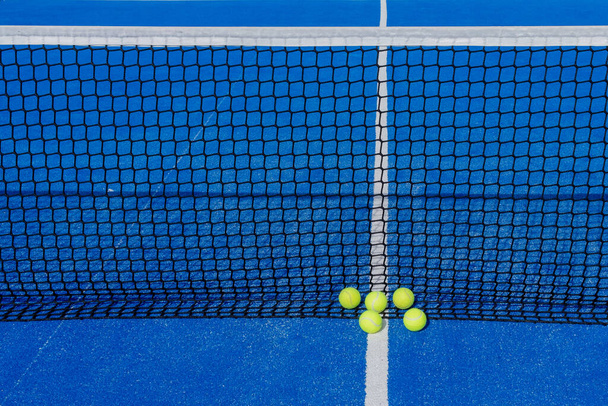 tennis balls on the court of an blue sky. background with white stripes and lines - Foto, Imagem