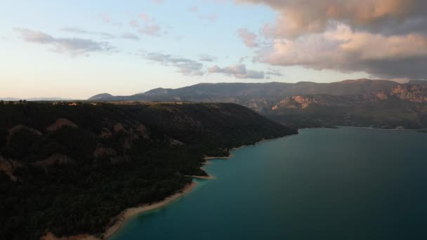Lake Sainte Croix Európában, Franciaországban, Provence Alpes Cote dAzur, Var, nyáron, egy napsütéses napon. - Felvétel, videó