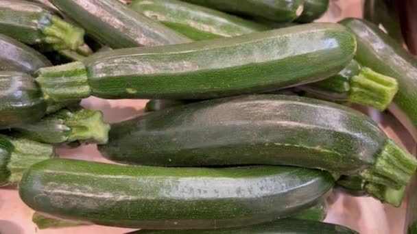 zucchini grün frische reife früchte theke markt shop gesunde mahlzeit nahrung snack veggie vegan oder vegetarisches essen kopieren raum nahrung hintergrund keto oder paläo-diät - Filmmaterial, Video