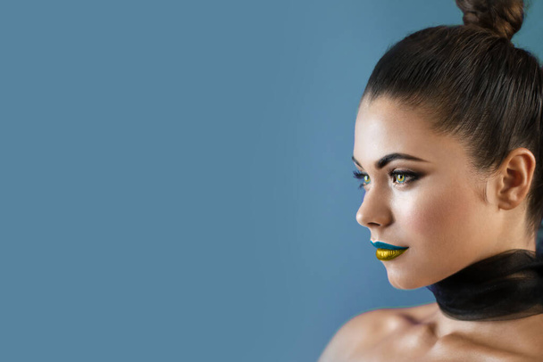 Arte ragazza con le labbra dipinte nel colore dell'Ucraina. Colori della libertà. - Foto, immagini