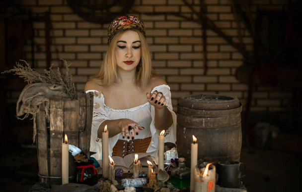 Femme tsigane avec des cartes de tarot, d'autres trucs de sorcière, concept d'occultisme et de prédiction du destin - Photo, image