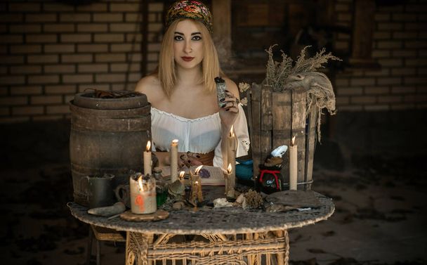 Zigeunerin mit Tarotkarten, anderem Hexenzeug, Konzept des Okkultismus und Schicksalsprognose - Foto, Bild