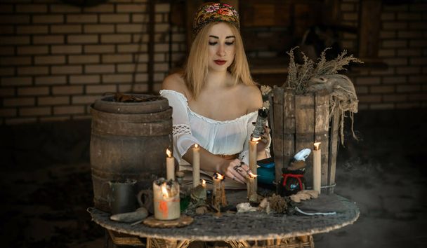 Femme tsigane avec des cartes de tarot, d'autres trucs de sorcière, concept d'occultisme et de prédiction du destin - Photo, image
