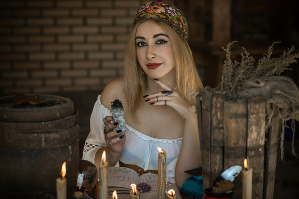 Mulher cigana com cartas de tarô, outras coisas de bruxa, conceito de ocultismo e previsão de destino  - Foto, Imagem