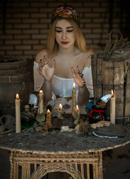 Цыганка с карточками Таро, другие ведьмовские штучки, концепция оккультизма и предсказания судьбы  - Фото, изображение