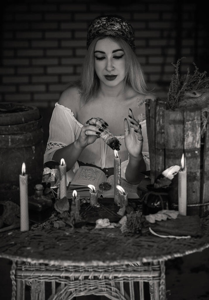 Cigány nő tarot kártyákkal, egyéb boszorkány dolgokkal, az okkultizmus és a sors jóslatának koncepciójával.  - Fotó, kép