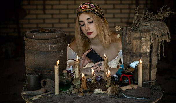 Mulher cigana com cartas de tarô, outras coisas de bruxa, conceito de ocultismo e previsão de destino  - Foto, Imagem