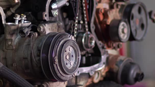 Vista de las partes delanteras del motor del coche preparadas para la reparación en el taller de reparación - Imágenes, Vídeo