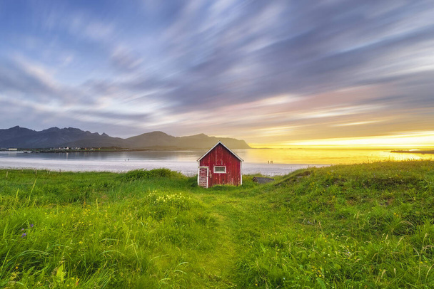 όμορφο τοπίο με ένα ουράνιο τόξο και ένα μικρό σπίτι - Φωτογραφία, εικόνα