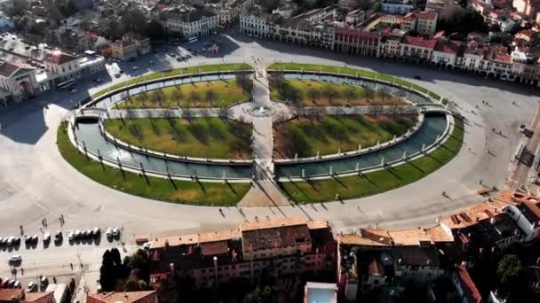Luchtfoto van Padua in Noord-Italië. Drone uitzicht op Prato della Valle. Een kanaal in de vorm van een ellips rond het centrale deel van het plein. Bruggen over het kanaal en een dubbele rij standbeelden - Video