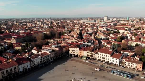 Aerial näkymä Padovan Pohjois-Italiassa. Lennokkinäkymä Prato della Vallelle. Kanava, joka on ellipsin muotoinen neliön keskiosan ympärillä. Sillat kanavan yli ja kaksinkertainen rivi patsaita - Materiaali, video