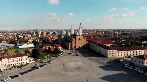 Luftaufnahme von Padua in Norditalien. Drone Ansicht von Prato della Valle. Luftaufnahme der Basilika Santa Justina in Padua. Katholische Kirche in der Stadt Padua - Filmmaterial, Video