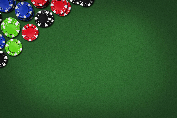 Покерні фішки на зеленому столі. Вид зверху. Простір копіювання. Концепція азартних ігор. Тло
. - Фото, зображення