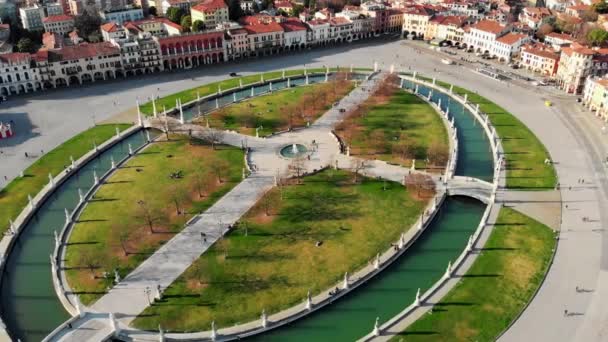 Vista aérea de Padua en el norte de Italia. Drone vista de Prato della Valle. Un canal en forma de elipse alrededor de la parte central de la plaza. Puentes sobre el canal y una doble fila de estatuas - Metraje, vídeo