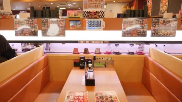 Sushi éttermet vezetek. Tányér frissen készített sushival - Felvétel, videó