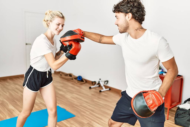 Junges Paar trainiert Boxen im Sportzentrum. - Foto, Bild