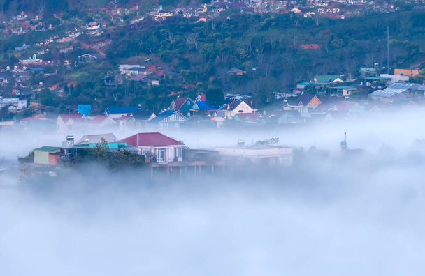 Ochtend landschap in een kleine stad wazig in de ochtend mist is rustig in de hooglanden van Da Lat, Vietnam - Foto, afbeelding