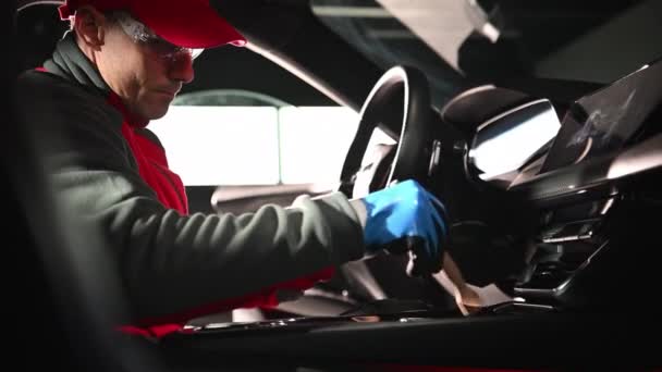 Automotive Detailing werknemer met zachte borstel in een auto schoonmaken Voertuig interieur met zachte. Automobielthema. - Video