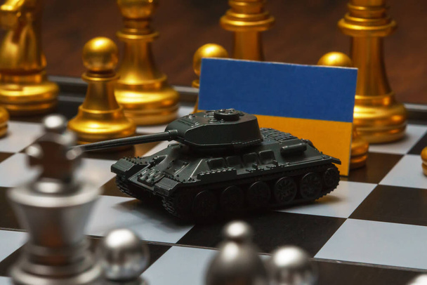Satranç tahtası oyunu. Ukrayna ile siyasi çatışma kavramı. - Fotoğraf, Görsel