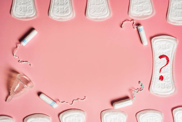 Дни менструации продукты, календарь с красными отмеченными датами менструации на розовом фоне с копировальным пространством - Фото, изображение