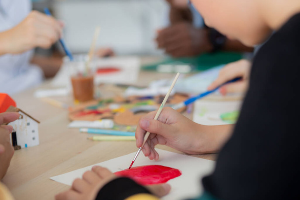 Szoros csoport a diákok ül és tanul és tanul és tanul rajz együtt tanár együtt osztályteremben az iskolában, a diákok kreativitás rajz természetesen, vissza az iskolába, oktatási koncepció. - Fotó, kép