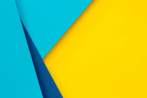 Soyut renk kağıtları geometri düz kompozisyon arka planı mavi ve sarı tonlarla - Fotoğraf, Görsel