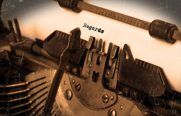 старая пишущая машинка с бумагой - Фото, изображение