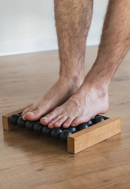 Мужчина делает себе массаж ног дома - Фото, изображение