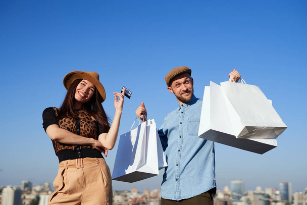 Moda estilo casal com cartão de crédito e sacos de compras - Foto, Imagem