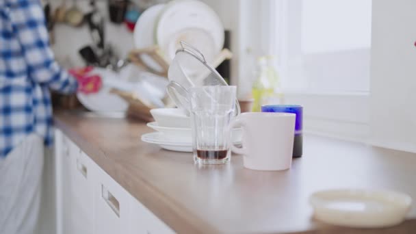 femme au foyer faisant la vaisselle - Séquence, vidéo