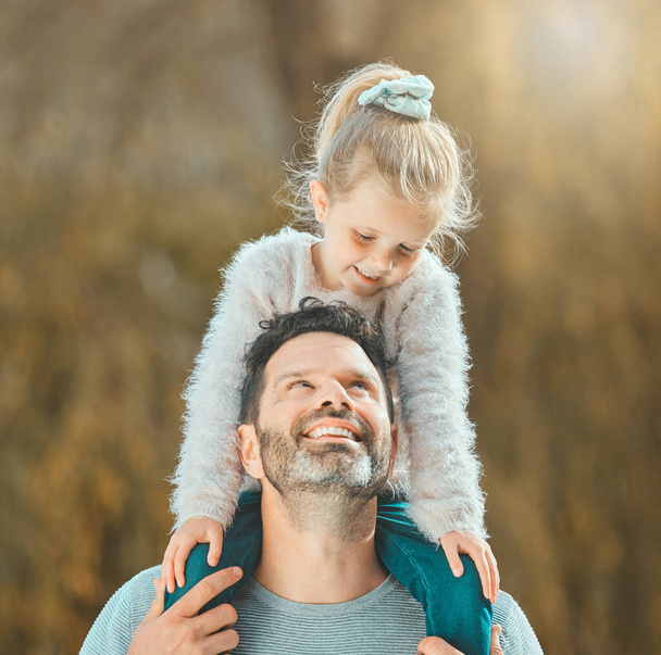 Se necesita a alguien especial para ser padre. Fotografía de un padre pasando tiempo al aire libre con su hija pequeña. - Foto, imagen