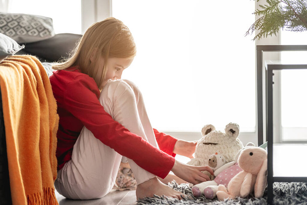 Girl with toys in bedroom - Foto, immagini