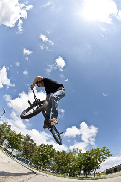 ragazzo si diverte con sporcizia bici nel skate park
 - Foto, immagini