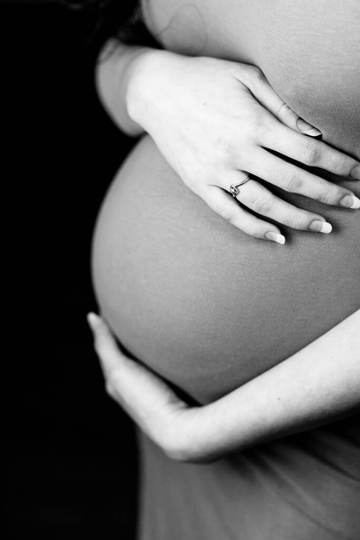 Těhotná žena se drží za břicho. 27 týdnů - Fotografie, Obrázek