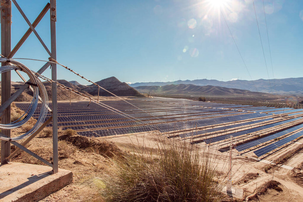 Сонячні електростанції в пустелі Табернас на півдні Іспанії. - Фото, зображення