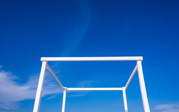 Jednoduchost letní pozadí bílé průhledné krychlové konstrukce stánku pro cestování fotografie na pozadí modré oblohy - Fotografie, Obrázek