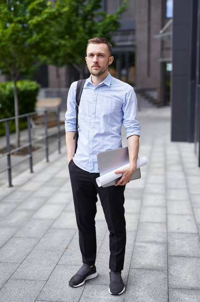 Stylish confident bearded businessman with laptop and blueprints - Fotografie, Obrázek