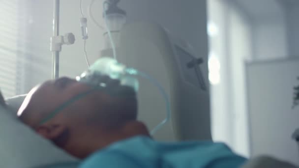 Gyógyulóbeteg oxigénmaszkkal az ágy sürgősségi osztályán. - Felvétel, videó