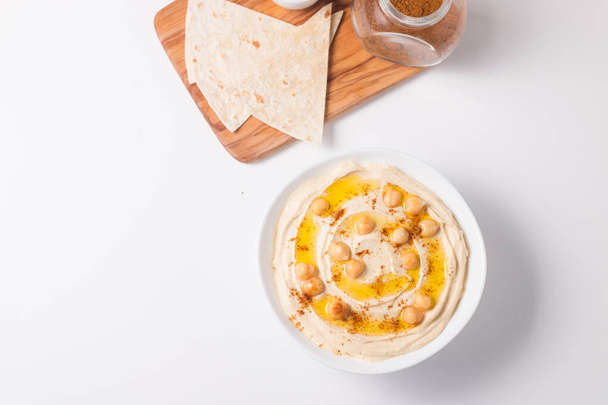 Hummus dans une assiette de pois chiches, paprika fumé, huile d'olive et  - Photo, image