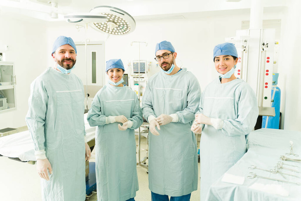 Leikkaussalin hoitohenkilökunta. Hispaanikirurgit ja lääkärit mielellään loppuun onnistunut leikkaus sairaalassa - Valokuva, kuva