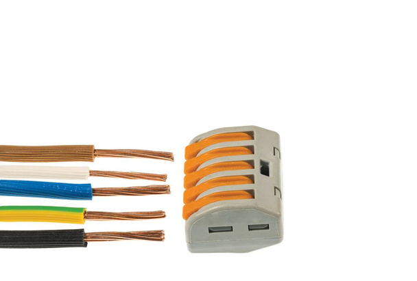 Close-up zicht op elektrische kabels voor elektrische bedrading en aansluitdraden met sneldraadsconnector. Zweden. - Foto, afbeelding