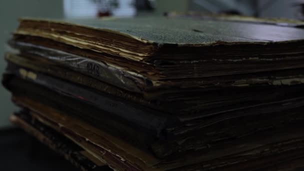 Pila di libri antichi con pagine gialle e copertine squallide - Filmati, video